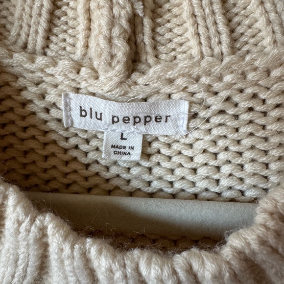 Blu pepper | Cozy Cream Baloon Sleeves Sweater with Pom Pom Details|Size L - Picture 10 of 10